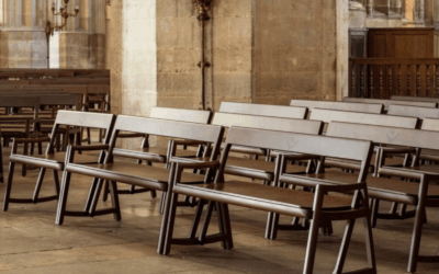 Intégrer des bancs contemporains dans une église traditionnelle